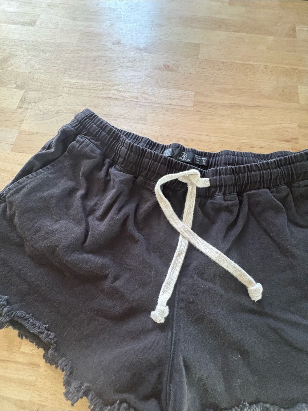 Volcom shorts - Picture 4 of 9